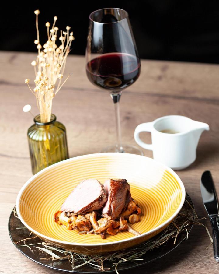 Le Boeuf Couronne - Hotel & Restaurant Chartres- Logis Hotels Екстериор снимка